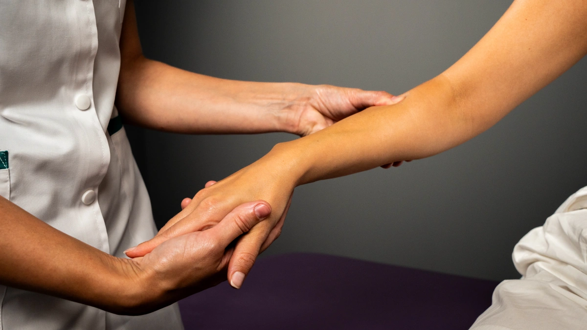 Massage des bras avec la technique brevetée TORNADO