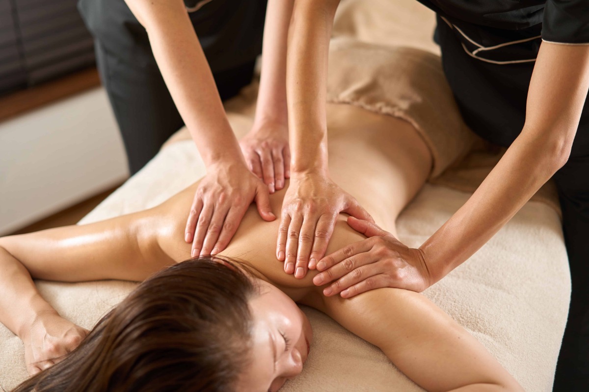 woman-receiving-shoulder-massage-at-beauty-salon