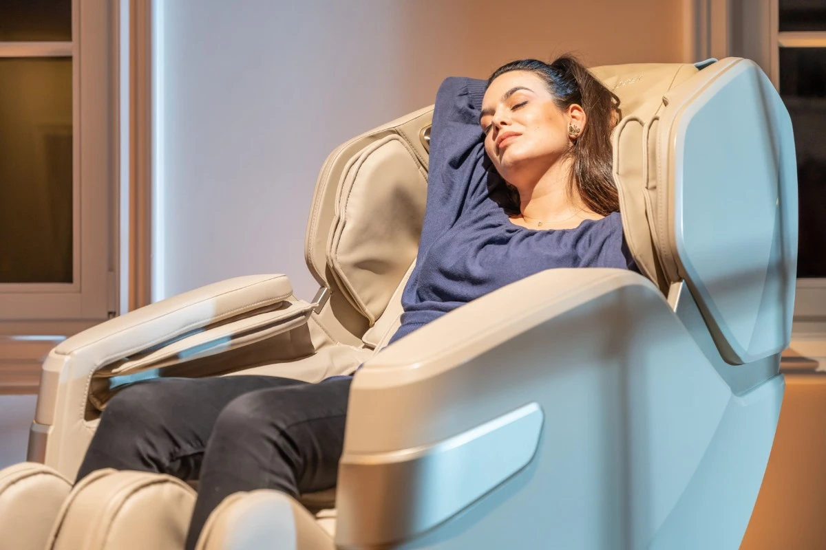 Woman relaxes in Komoder Everest Flex 2 massage chair