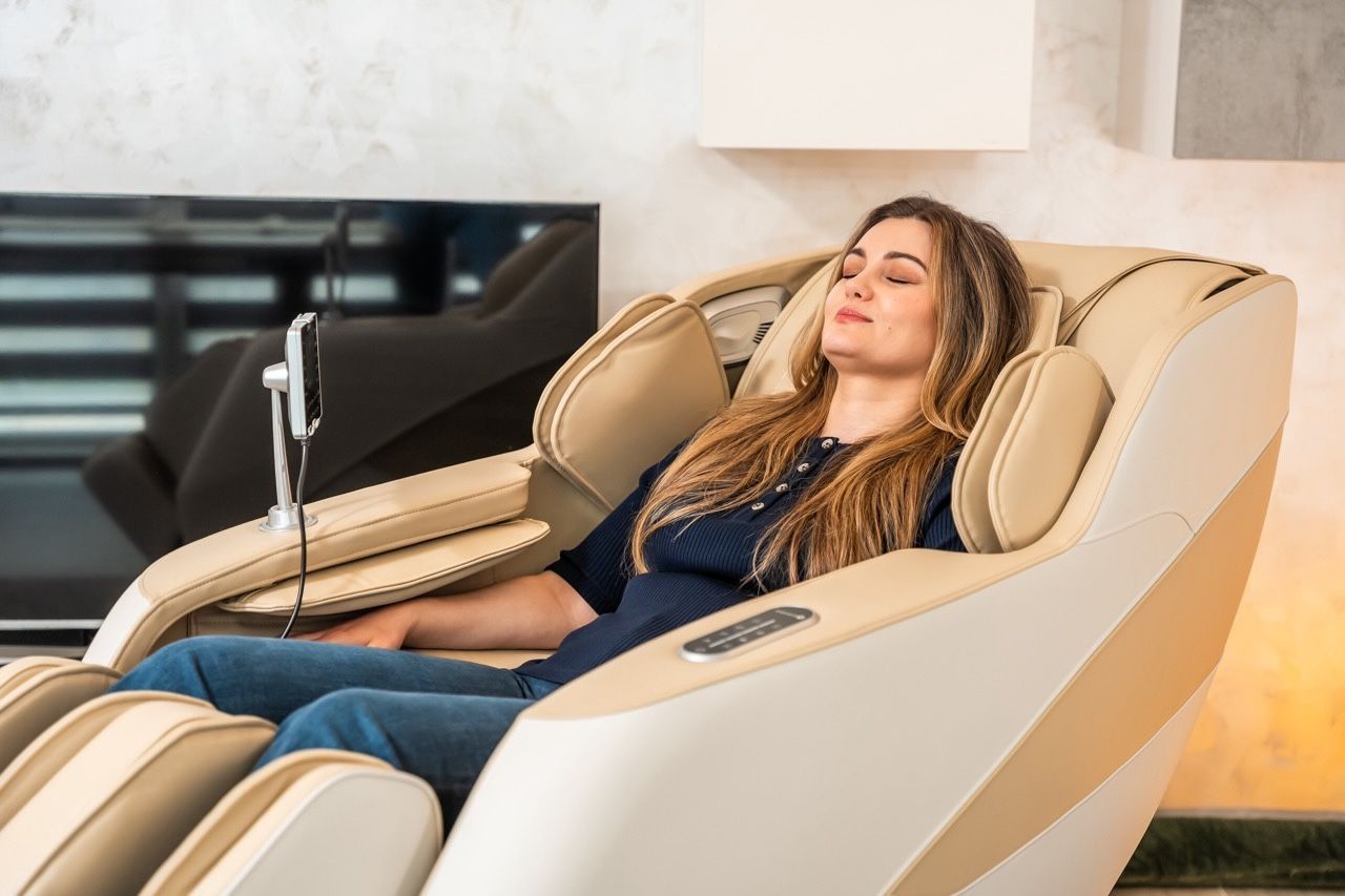 Жена масажен стол маска