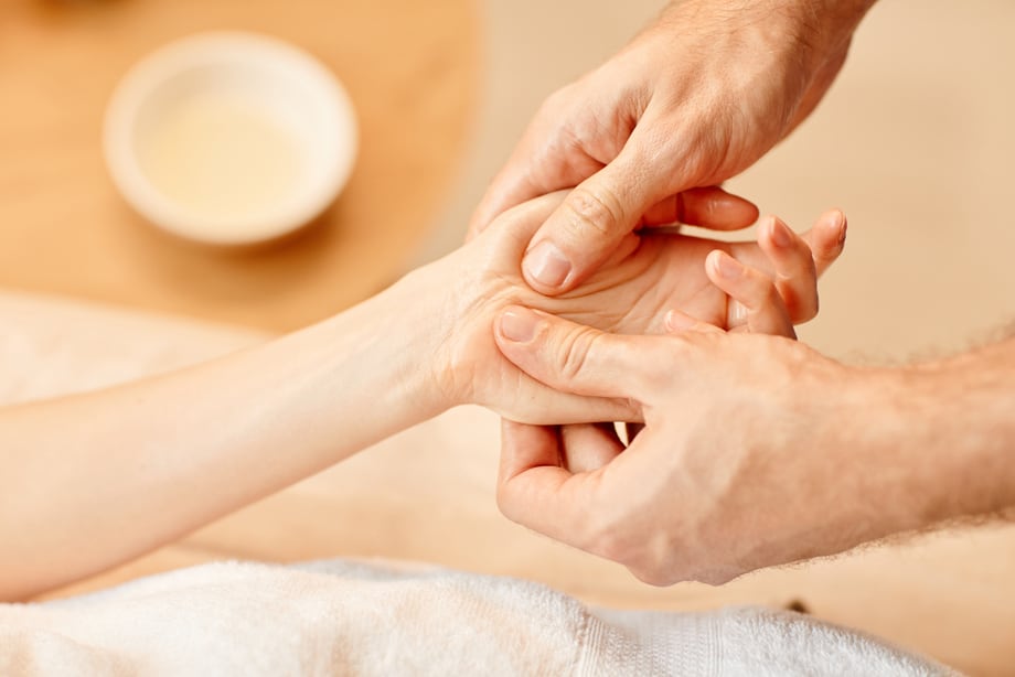 hand-massage-in-spa