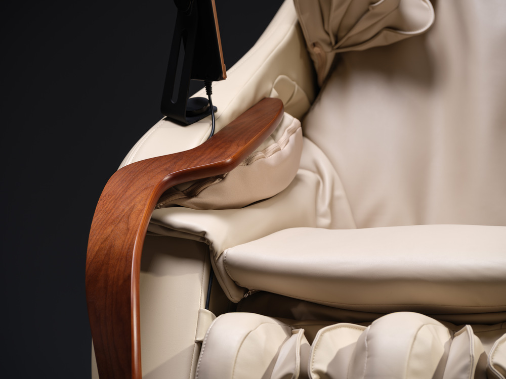 Detaliu al scaunului de masaj japonez D.Core Cirrus - suportul pentru brat