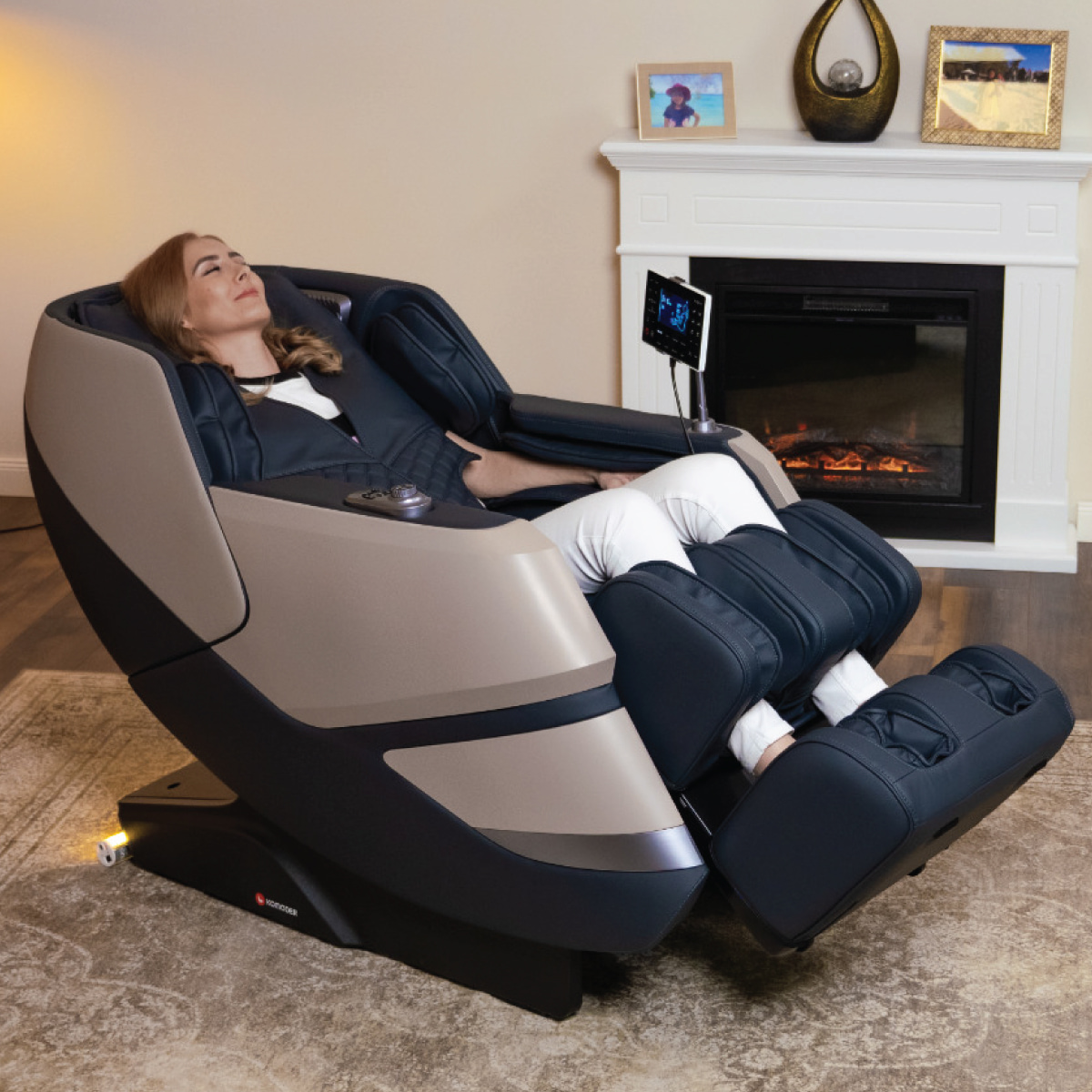 Navy-blue Komoder FOCUS III shiatsu massage chair